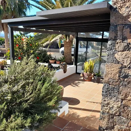 Con Terraza Y Jardin 度假居 *