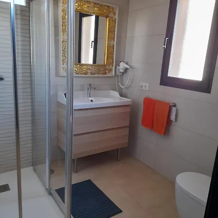 Con Terraza Y Jardin Hébergement de vacances