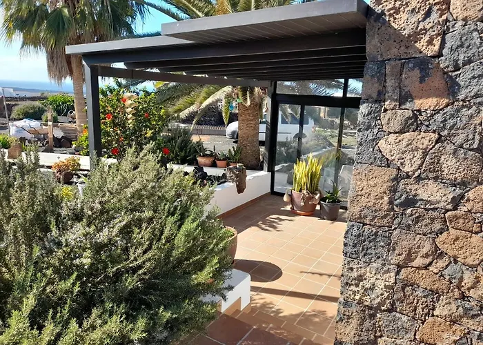 Con Terraza Y Jardín Сasa de vacaciones *